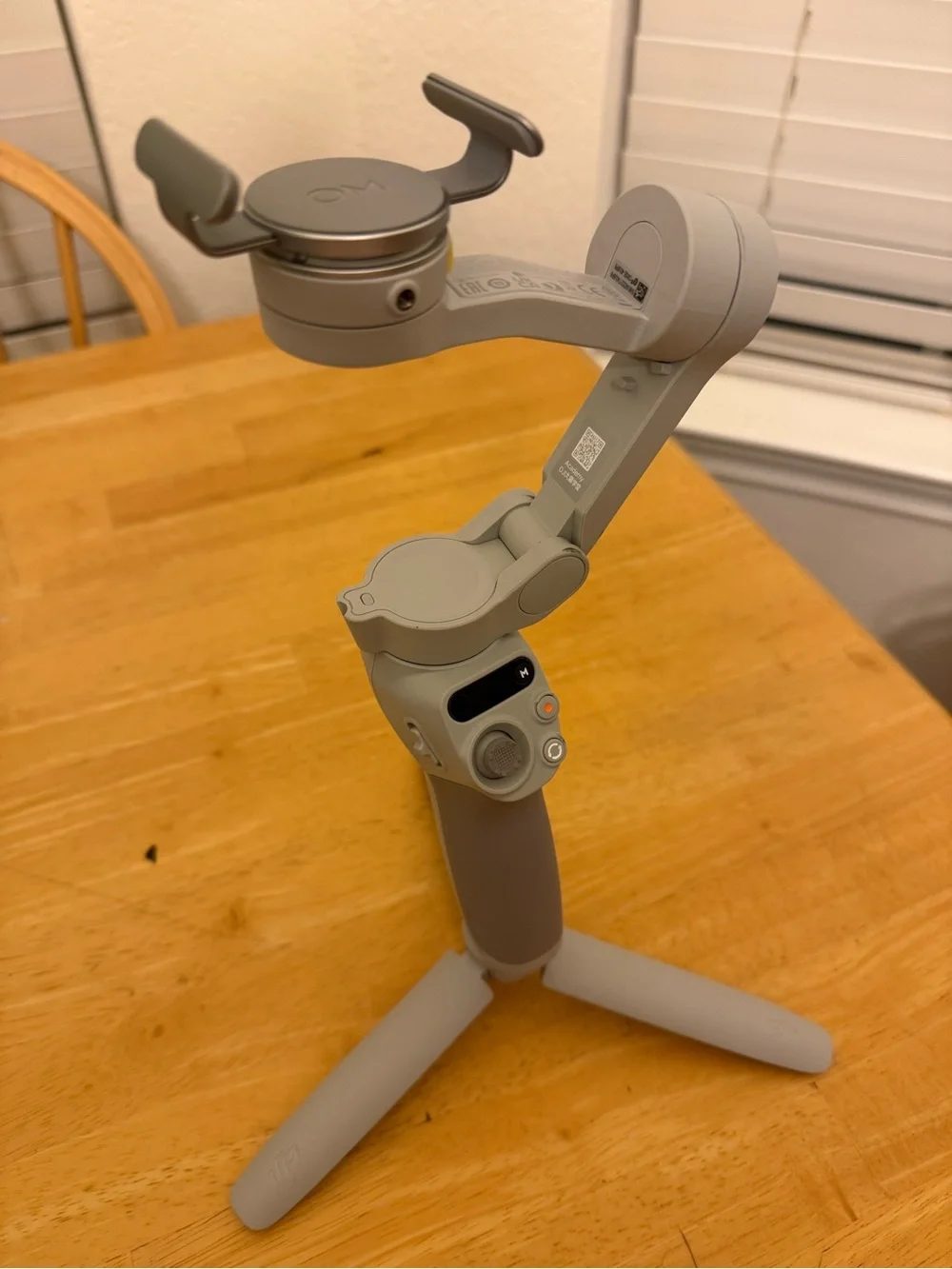 DJI Osmo Mobile SE, 3-Axis Phone Gimbal, Built-in Tripod, vlogging stabilizer